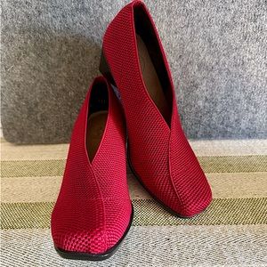 Charleston shoe company “CAPE” women’s flexible closed toe wedge shoes.